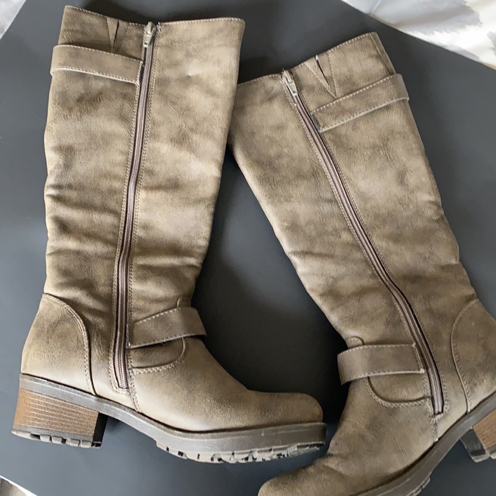 Boots - Picture 4 of 9